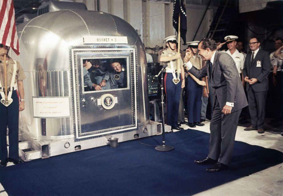 Pada tanggal 17 juli 1969 amerika serikat berhasil mendaratkan manusia pertama di bulan menggunakan satelit apollo-11. manusia pertama yang berhasil mendarat di bulan adalah …