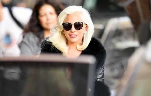 Lady Gaga Kedapatan Nonton Konser Bareng Kekasihnya