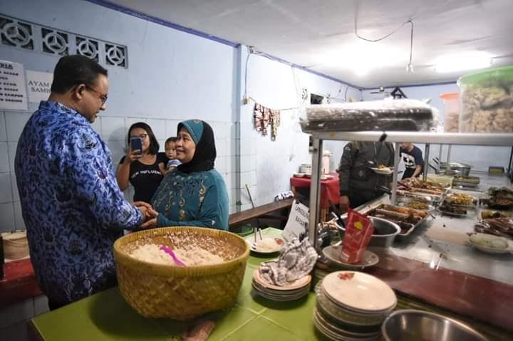  Anies Rapat dengan Jajarannya di Warteg
