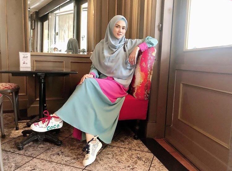  Gaya Busana Hijab Syari Mulan Jameela 