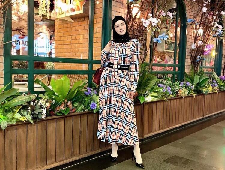 Gaya Busana Hijab Syari Mulan Jameela 