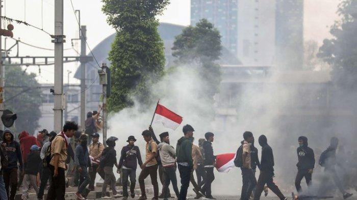 Siapa Berani Menunggangi Anak-anak STM?
