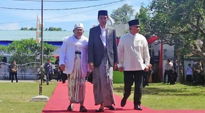 Biarkan Kiai Ma’ruf Sarungan