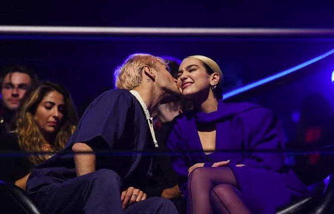 Mengenakan Busana Bernuansa Biru, Dua Lipa-Anwar Hadid Hadiri MTV EMA 2019