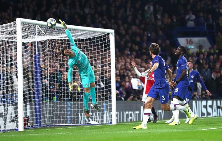 Hujan Gol, Chelsea Imbangi 9 Pemain Ajax