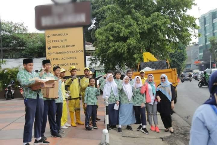 Cerita Anies Warga Sumbang Makanan untuk Para Pekerja Trotoar