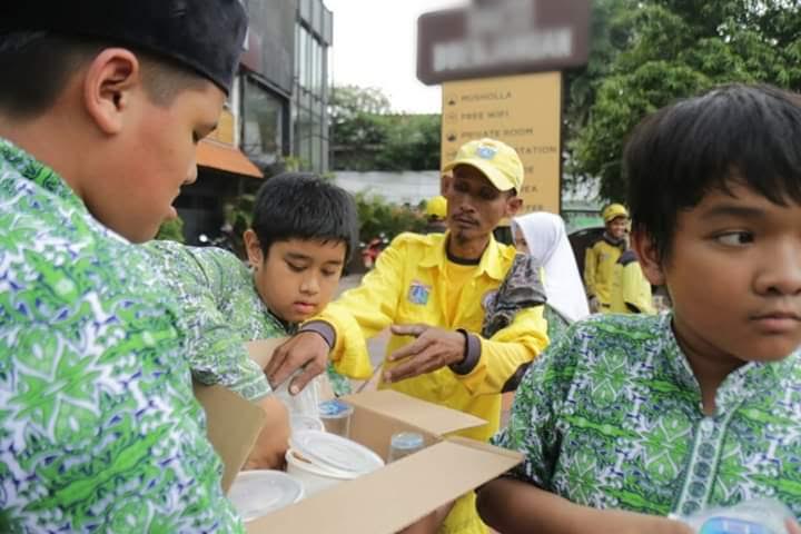 Cerita Anies Warga Sumbang Makanan untuk Para Pekerja Trotoar