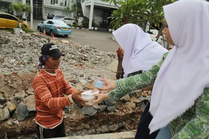 Cerita Anies Warga Sumbang Makanan untuk Para Pekerja Trotoar