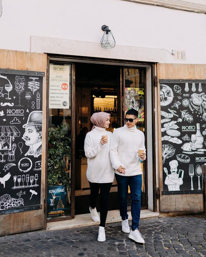 Gaya 'Couple' Rezky Aditya-Citra Kirana Saat Bulan Madu