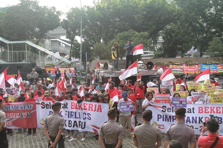 Massa Gelar Aksi Damai Dukung Pelantikan Pimpinan KPK 2019-2024  