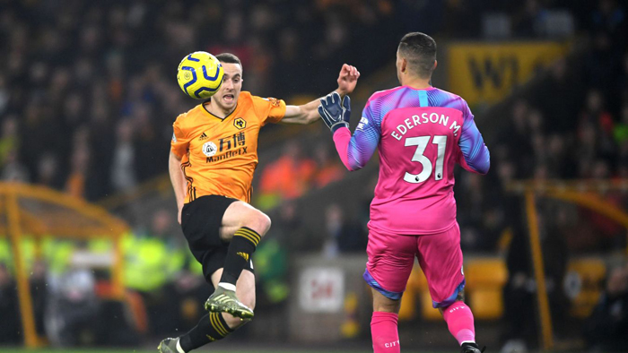 Comeback Dramatis Wolverhampton Taklukkan 10 Pemain City