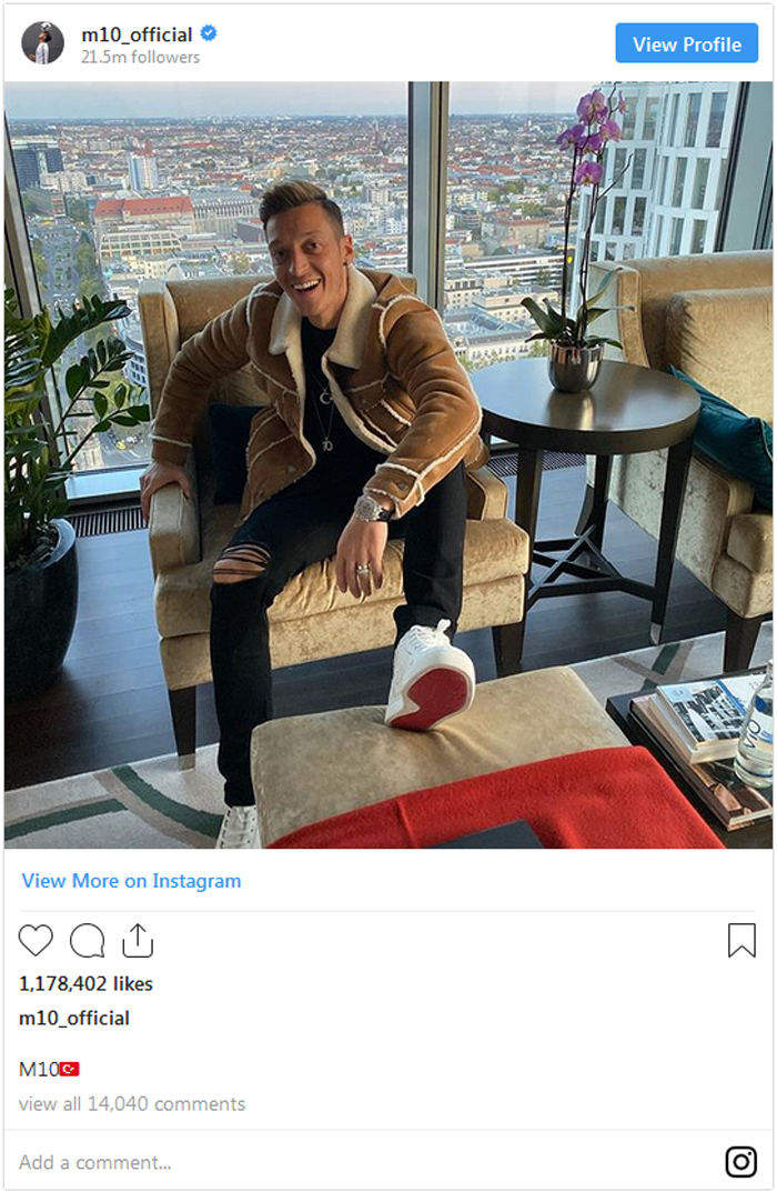 Beredar Foto Hoaks Ozil Injak Bendera China