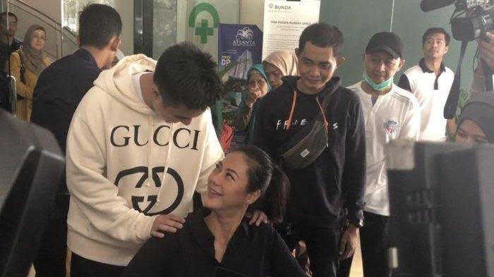 Lahirkan Anak Pertama, Baim Beri Hadiah Istrinya Mobil Seharga Rp820 Juta