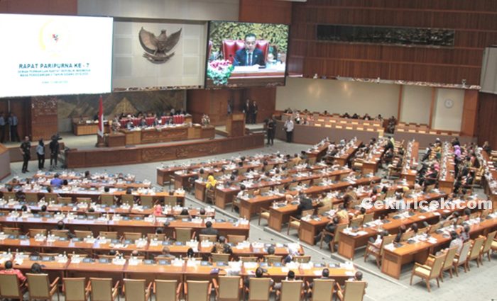 rapat paripurna
