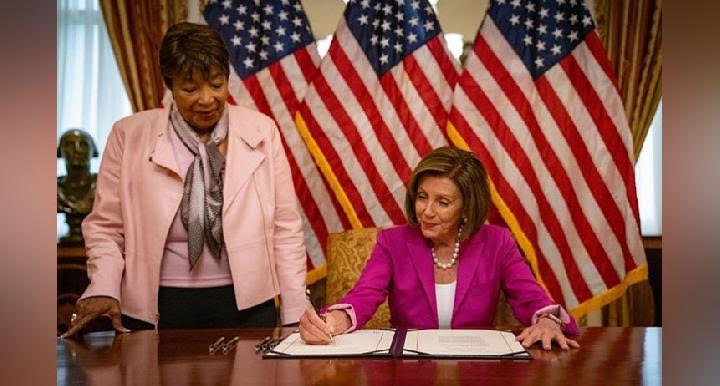 Gaya Busana Nancy Pelosi, Seteru Presiden Donald Trump