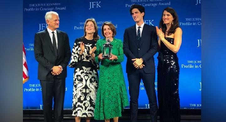 Gaya Busana Nancy Pelosi, Seteru Presiden Donald Trump