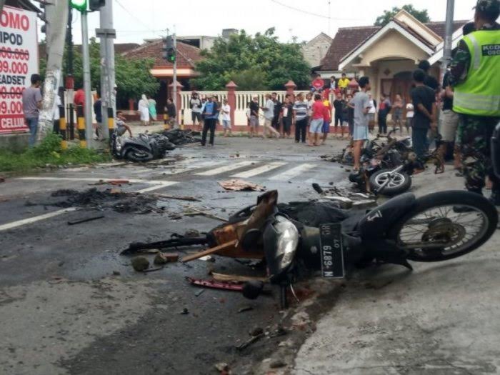 Massa Bakar Sejumlah Kendaraan Jelang Laga Persebaya vs Arema