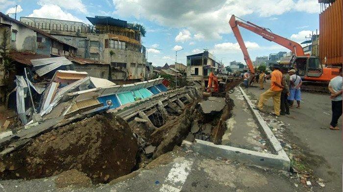 Jalan Ambles, Bupati Jember Tetapkan Status Darurat Bencana
