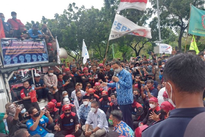 Anies Sambangi Massa Buruh di Depan Balai Kota