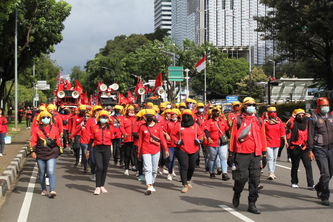 Anies Sambangi Massa Buruh di Depan Balai Kota