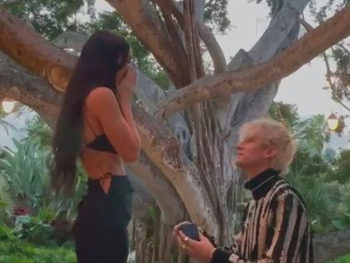 Megan Fox dan Machine Gun Kelly Resmi Bertunangan