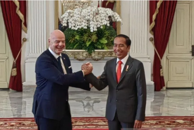 Jokowi Sambut Presiden FIFA di Istana Merdeka