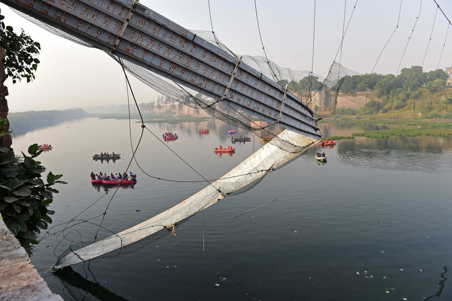 Korban Tewas Dalam Tragedi Jembatan Ambruk di India Naik Jadi 135 Orang