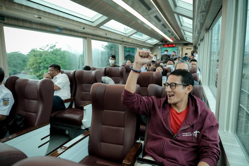 Kunjungan Kerja ke Jawa Barat, Sandiaga Uno Naik Kereta Panoramic KAI Wisata