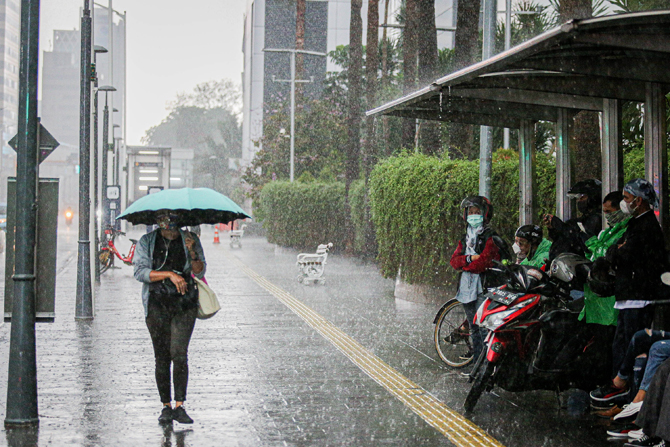 BMKG: Sebagian Besar Wilayah Jakarta Diguyur Hujan pada Siang Hingga Sore