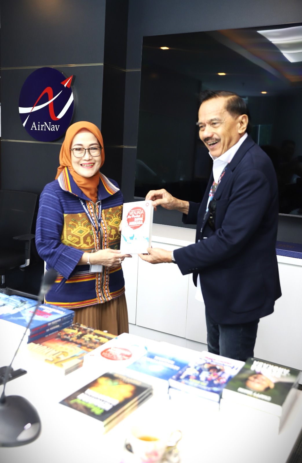 AirNav Indonesia Terima Buku Karangan Chappy Hakim