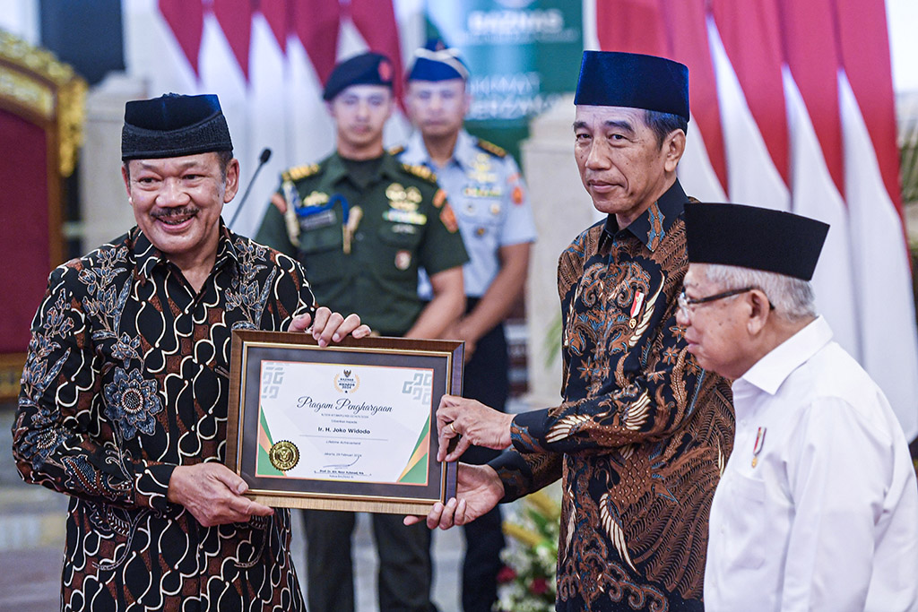 Jokowi dan Ma'ruf Amin Raih Penghargaan Lifetime Achievement Baznas Awards 2024