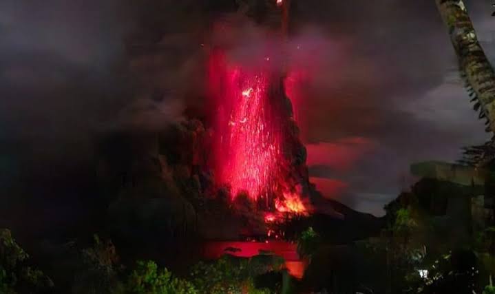 Gunung Ruang Erupsi Muntahkan Abu Vulkanik Setinggi 3 Kilometer