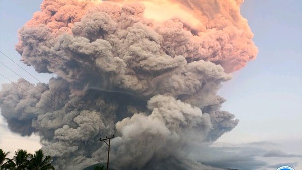 Gunung Lewotobi Laki-laki Meletus Dahsyat
